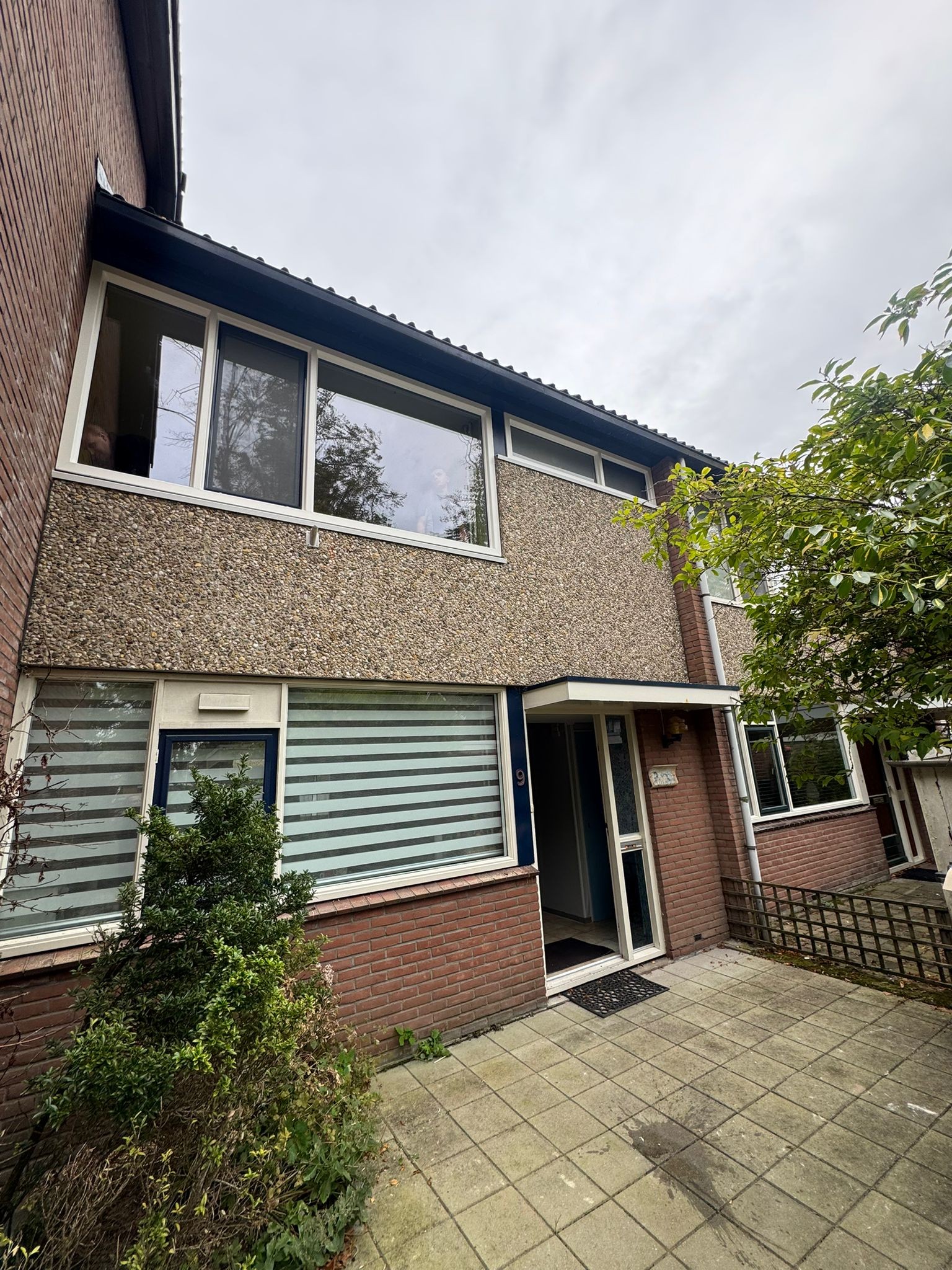 1 etage geheel in de kunststof in Enschede!